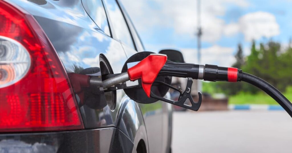 pompe à essence dans le réservoir d'une voiture noire